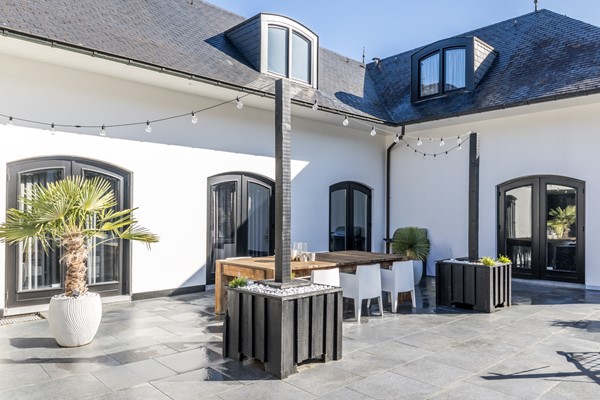 Foto - Te koop: Op een schitterende en rustige locatie in de geliefde villawijk "Moltbos" staat deze stijlvolle, vrijstaande villa met een uitzonderlijk royaal woonoppervlak.